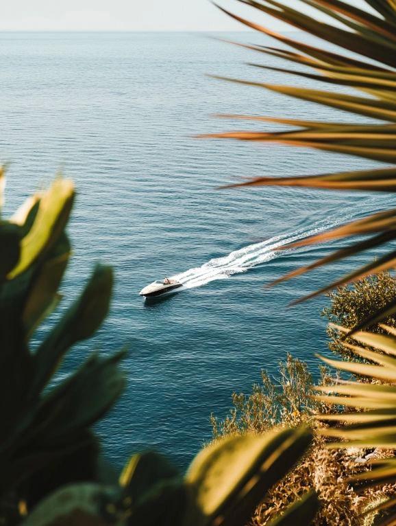 Un bateau file sur le golfe du Valinco
