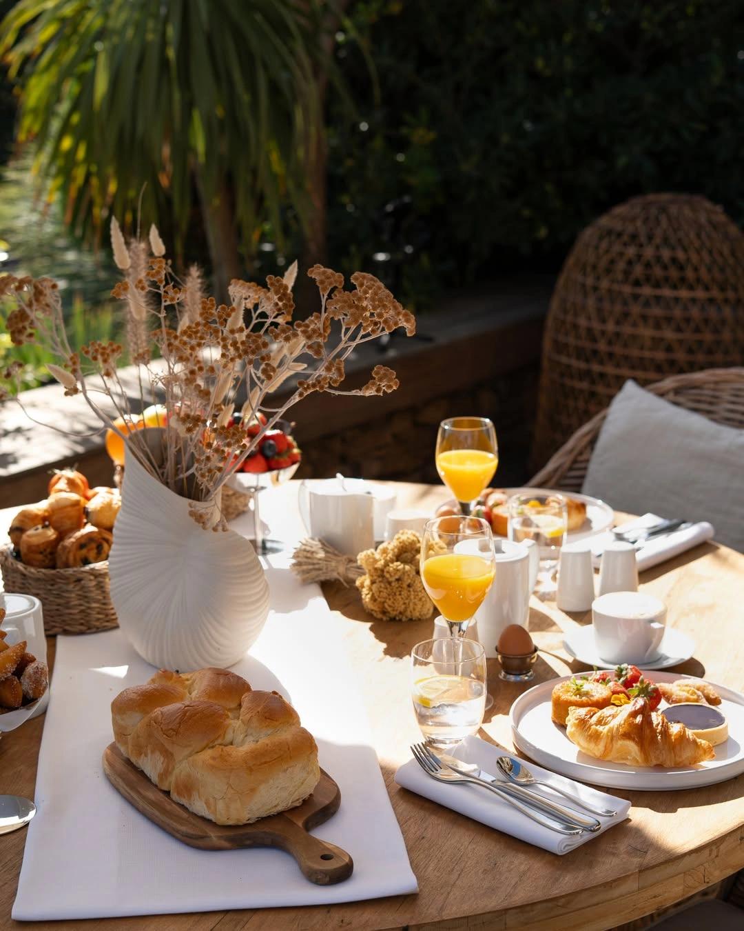Table du petit-déjeuner dressée au soleil
